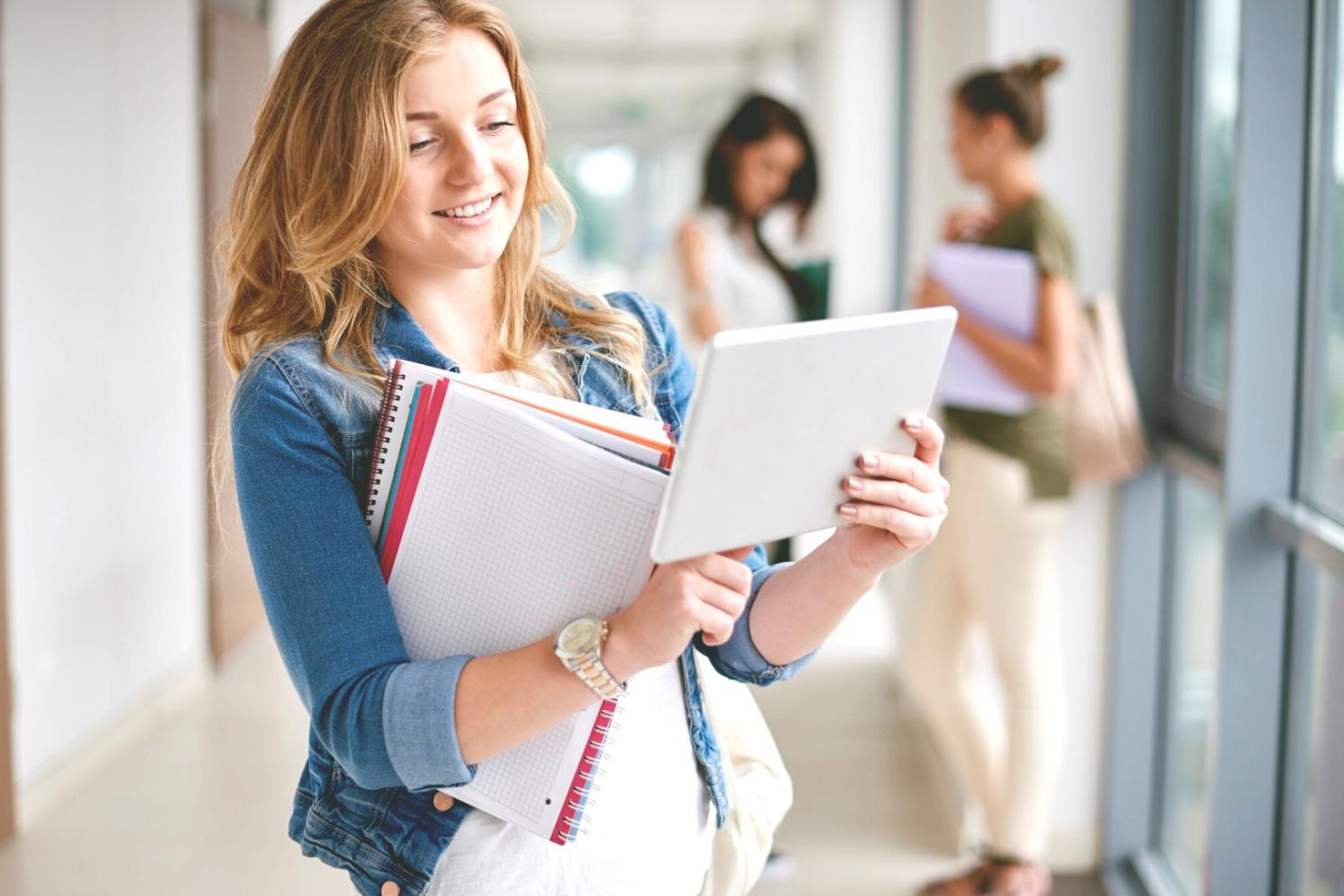 Personne analysant des documents financiers avec une calculatrice