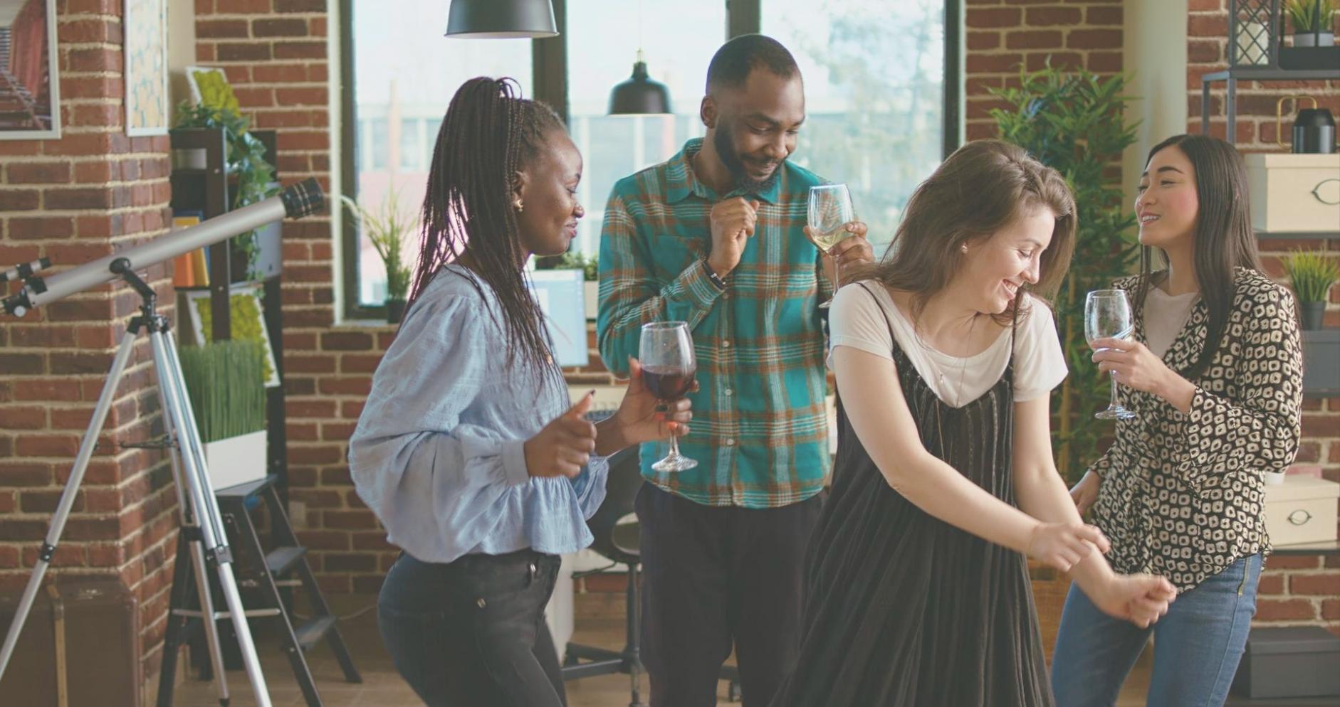 Session de formation en groupe avec ordinateurs portables